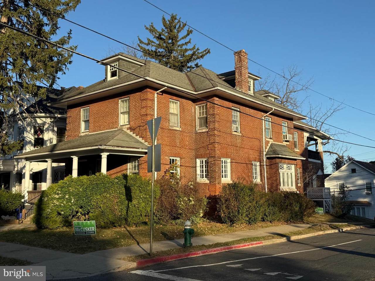 460 Summit Avenue - Photo 1