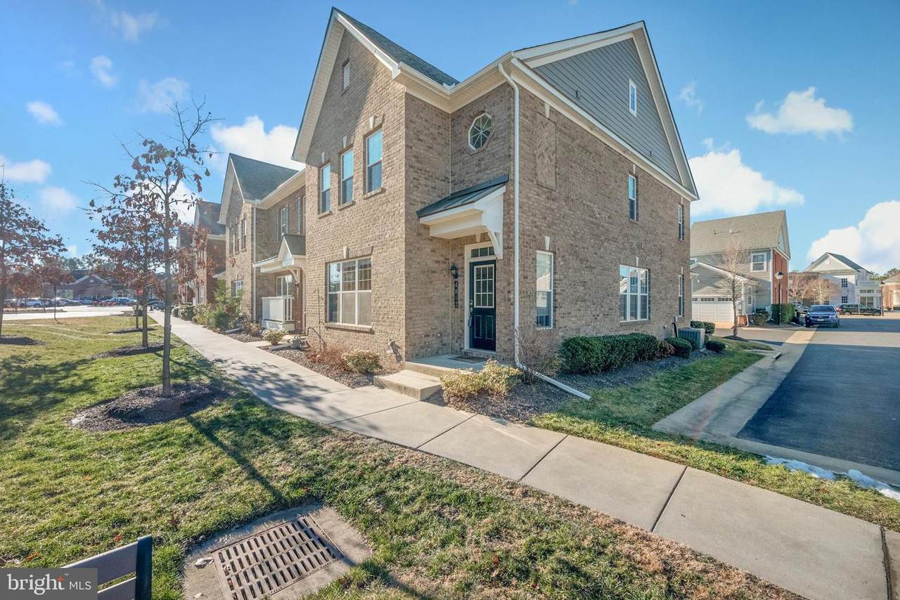 4812 Village Walk - Photo 1