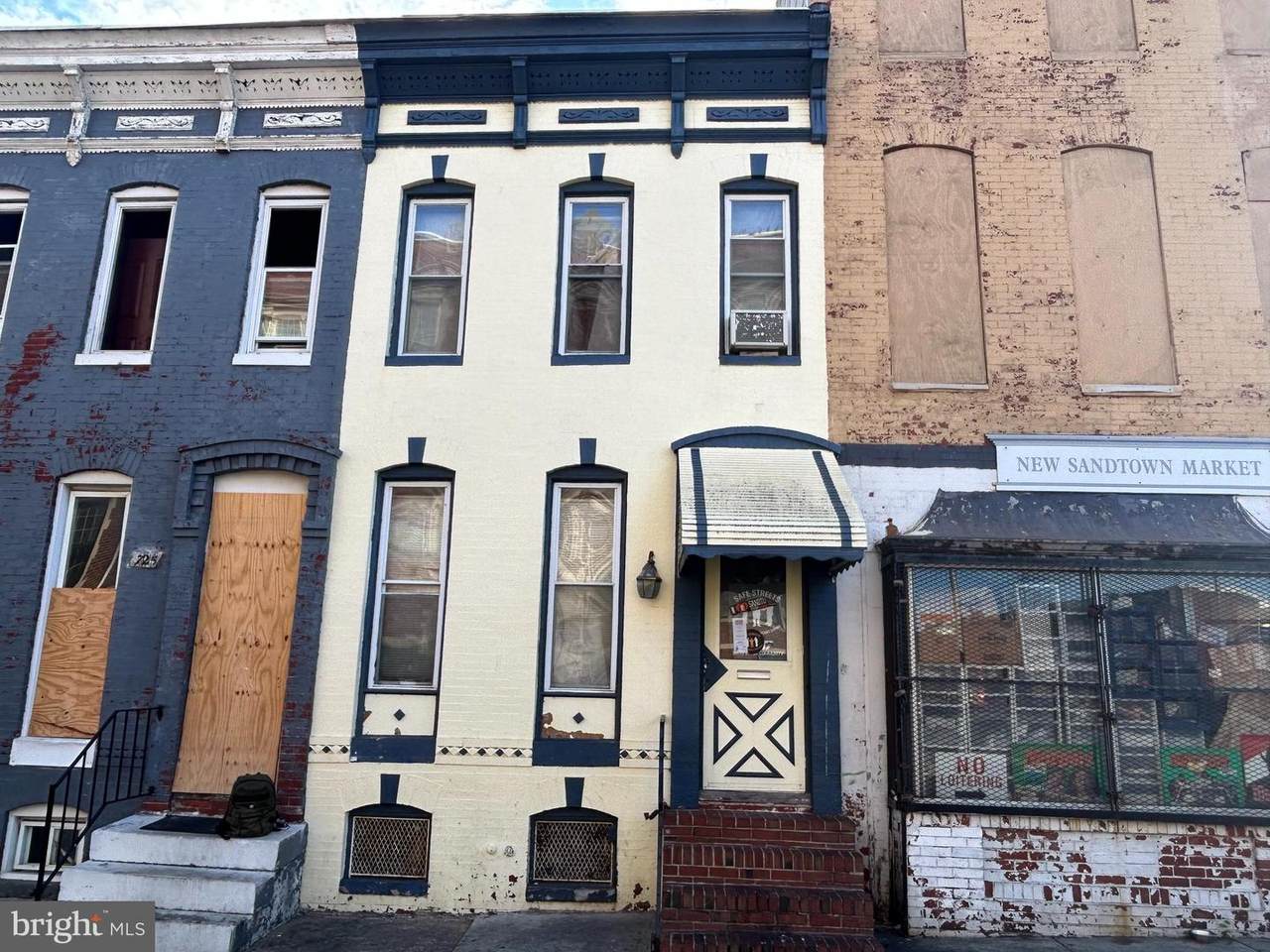 727 Baker Street - Photo 1