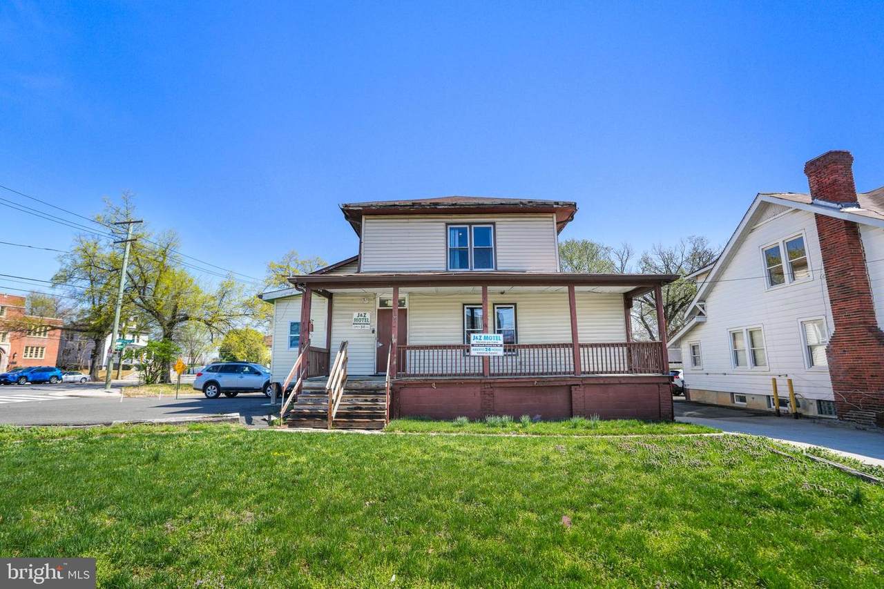 3123 South Dakota Avenue - Photo 1