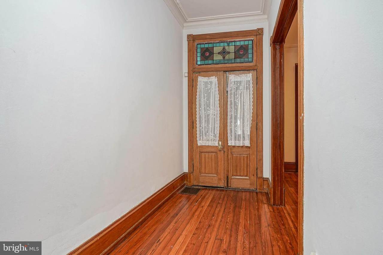 627 32ND Street - Photo 1