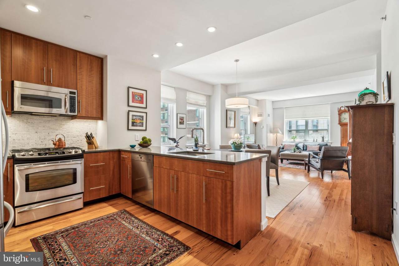 1425 Locust Street - Photo 1