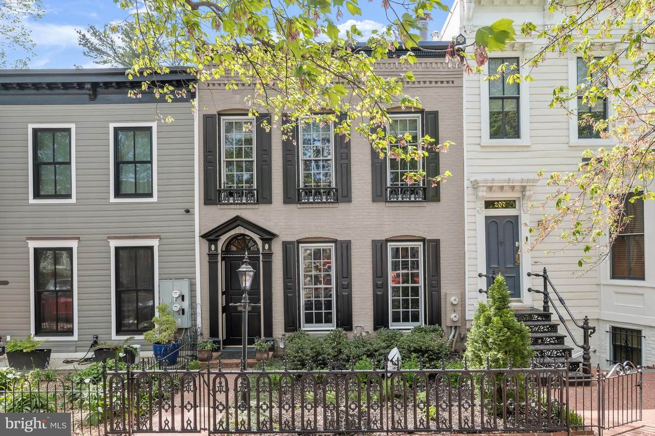 209 10TH Street - Photo 1