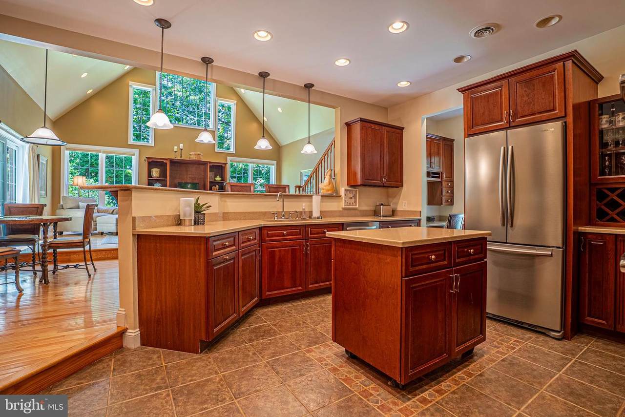 402 Crestview Drive - Photo 1