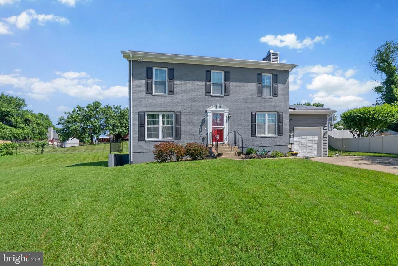 206 Royal Oak Circle - Photo 1