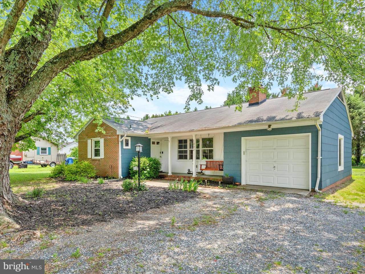 1002 Sherwood Circle - Photo 1