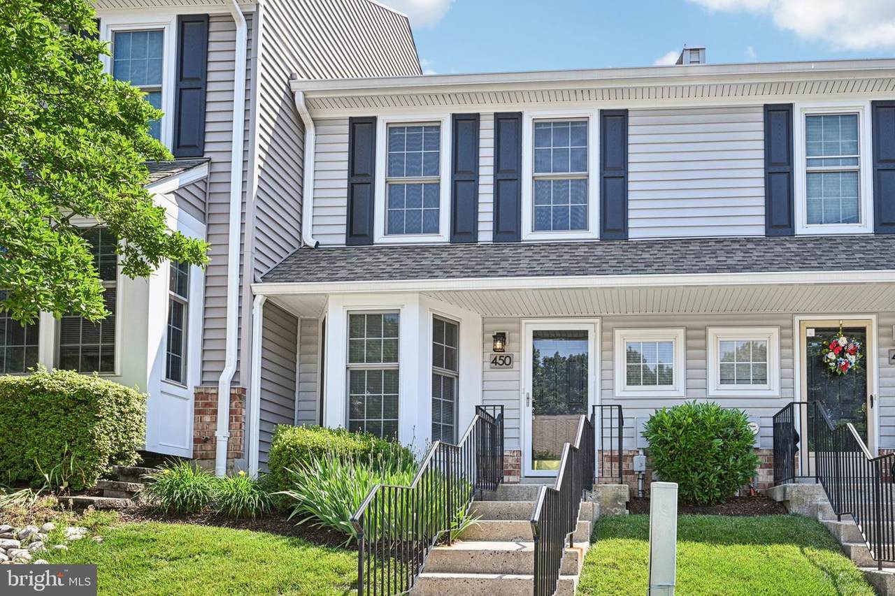 450 Hartford Square - Photo 1