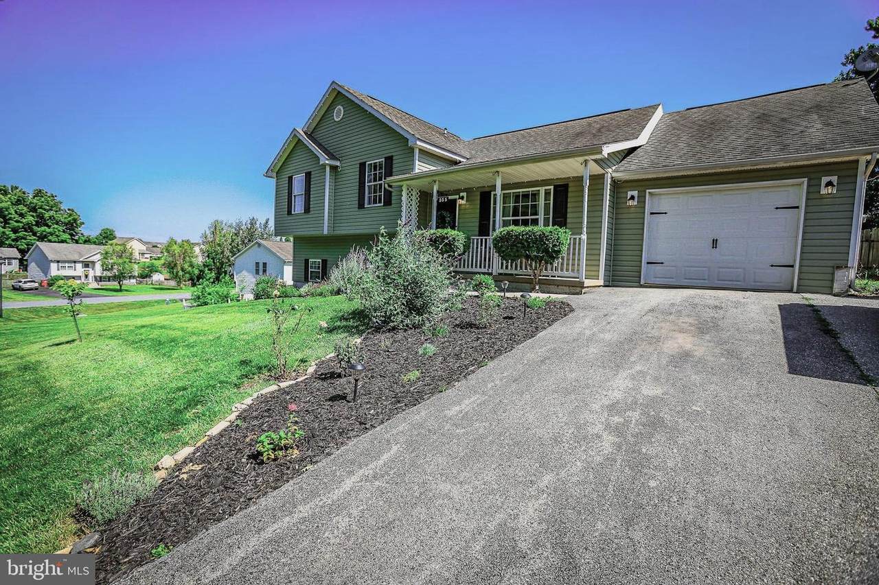 555 Oak Lee Drive - Photo 1