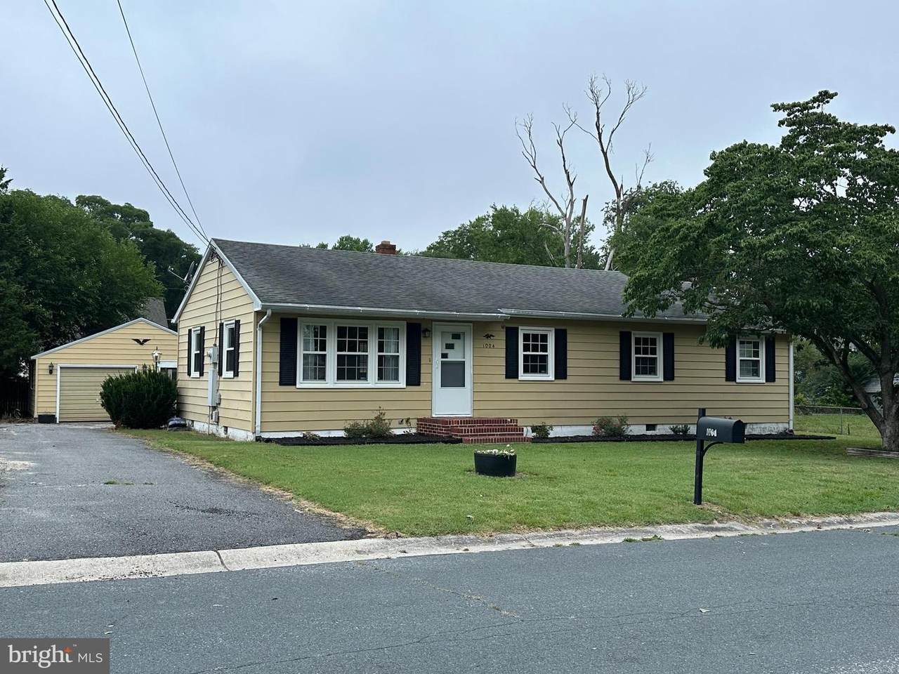 1004 Grant Avenue - Photo 1