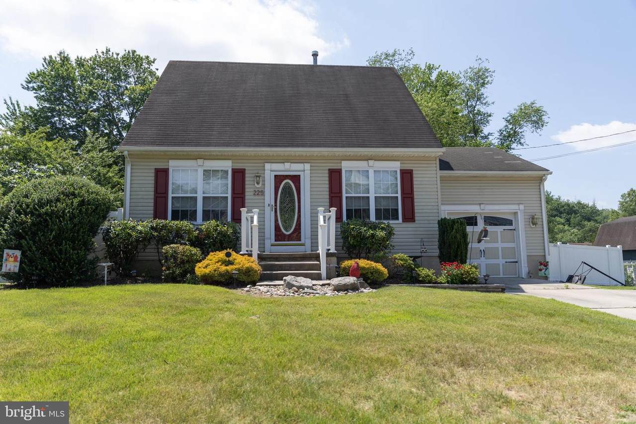 225 Morris Avenue - Photo 1