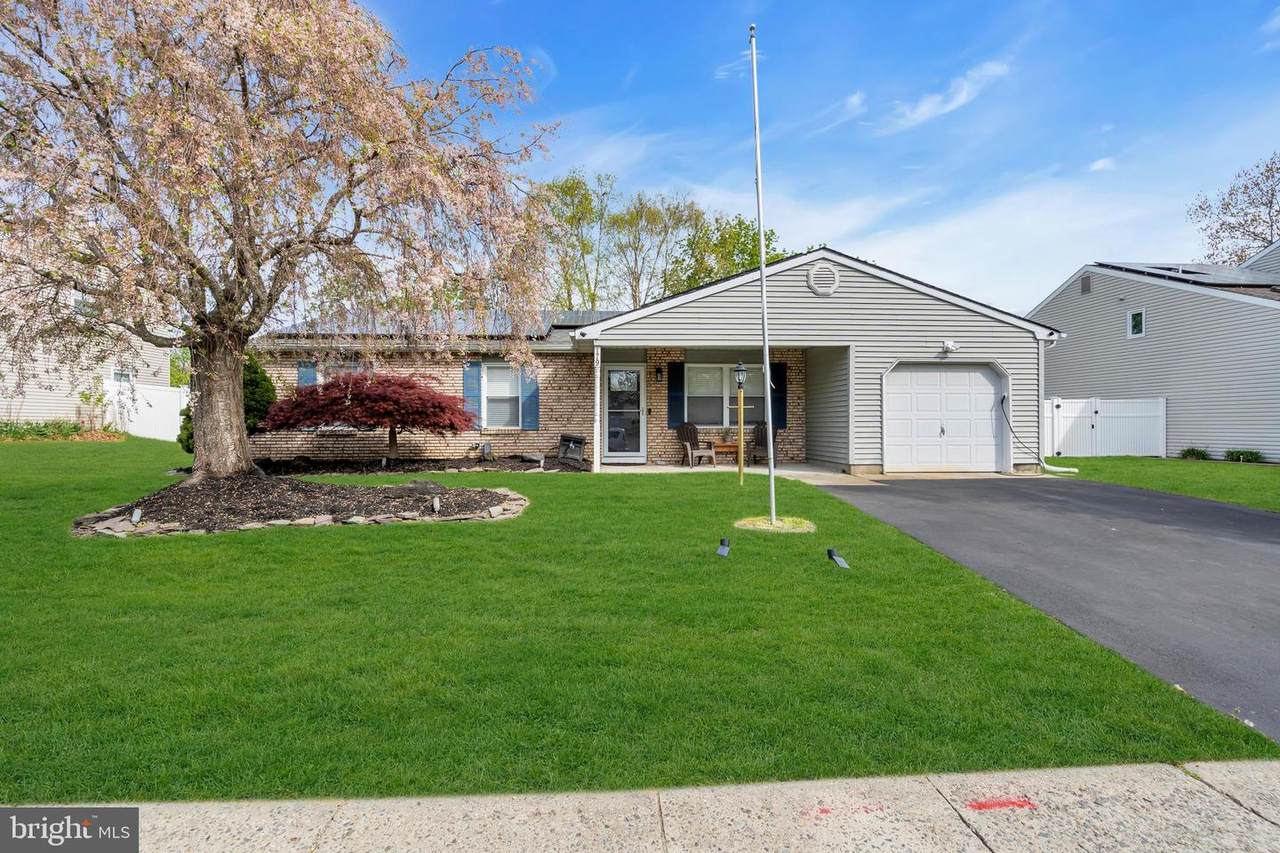179 Ravenwood Boulevard - Photo 1