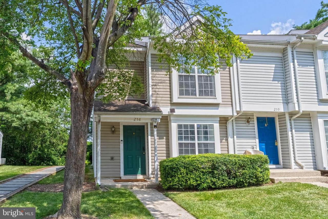 258 Coventry Square - Photo 1