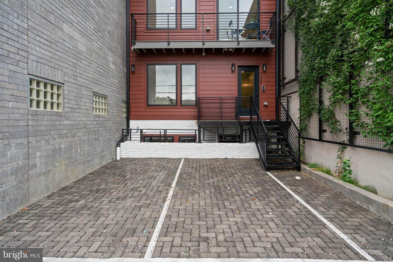 733 8TH Street - Photo 1
