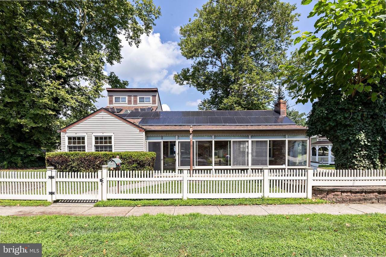 325 Albany Avenue - Photo 1