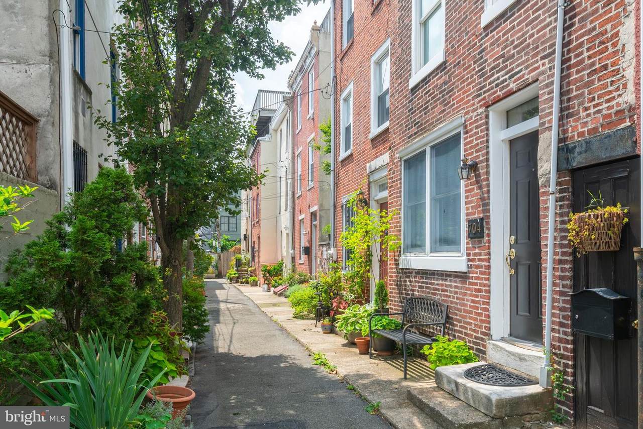 704 Darien Street - Photo 1