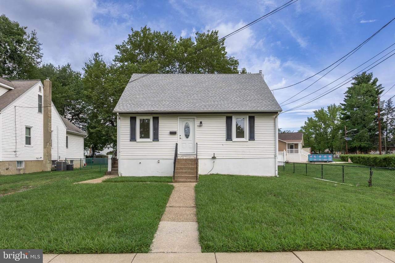 318 Essex Avenue - Photo 1