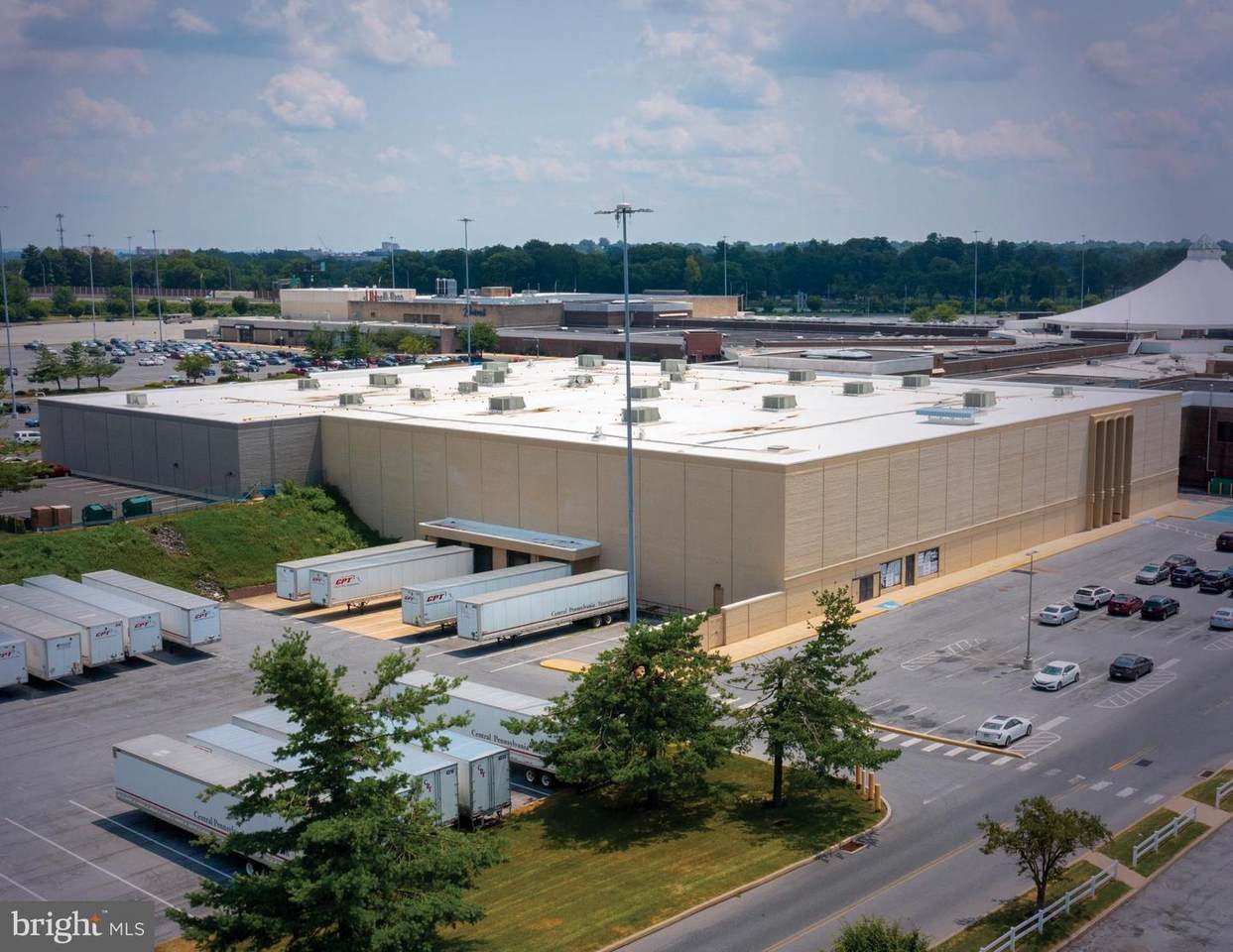 200 Plaza Boulevard - Photo 1