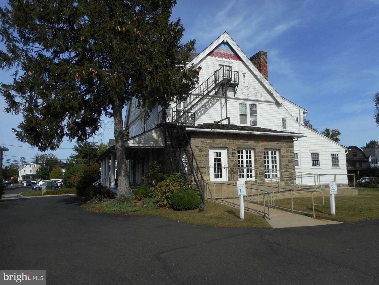 1858 Guernsey Avenue - Photo 1