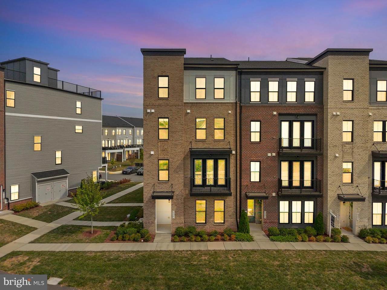 43382 Farringdon Square - Photo 1