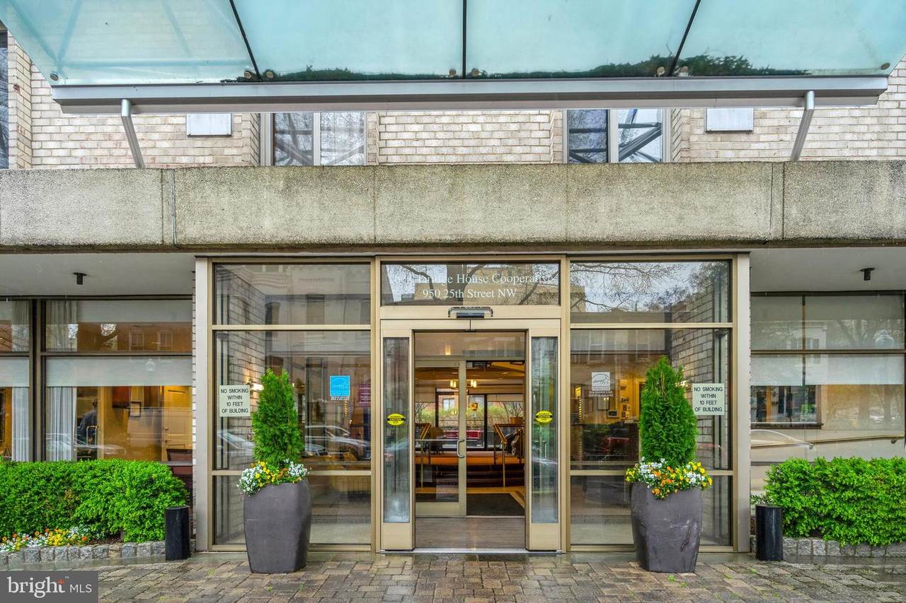 940 25TH Street - Photo 1