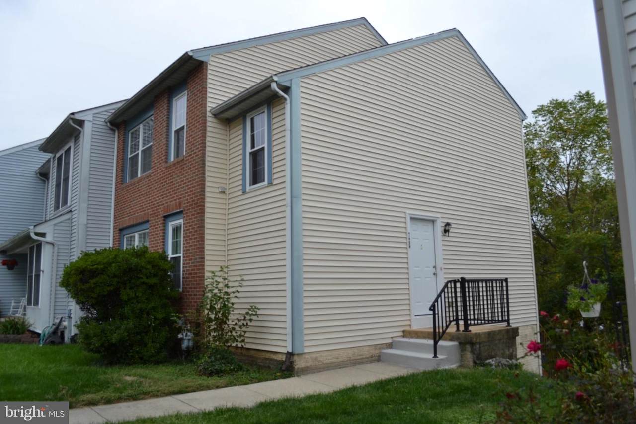 726 Farnham Place - Photo 1