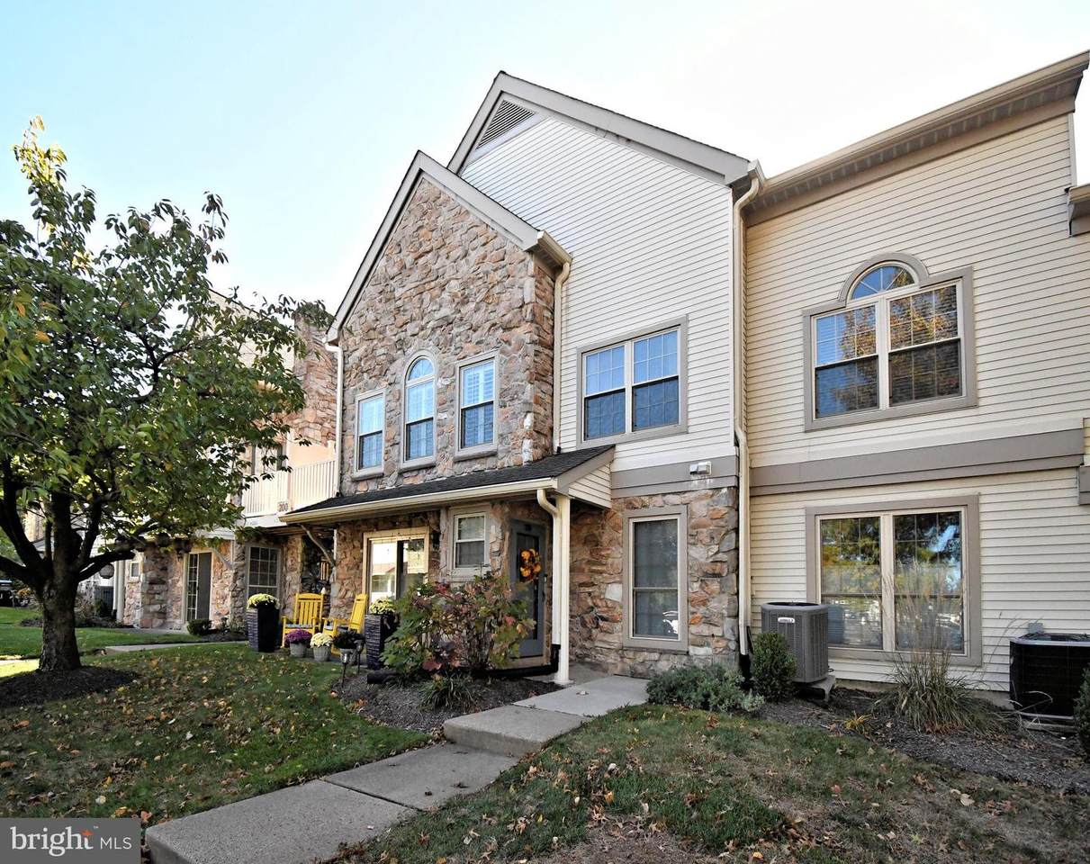 210 Remington Court - Photo 1