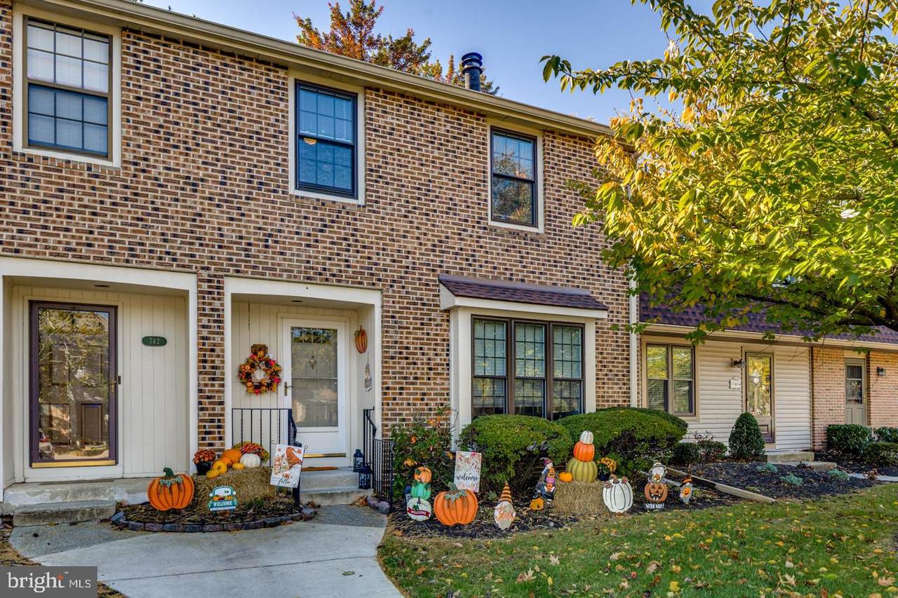 741 Kings Croft - Photo 1