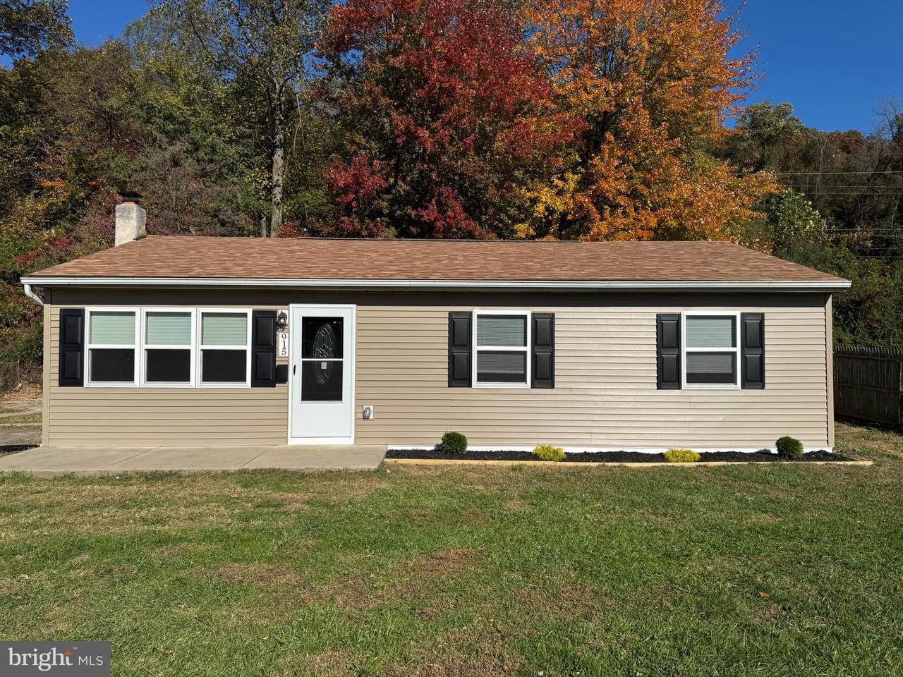 915 Charles Street - Photo 1