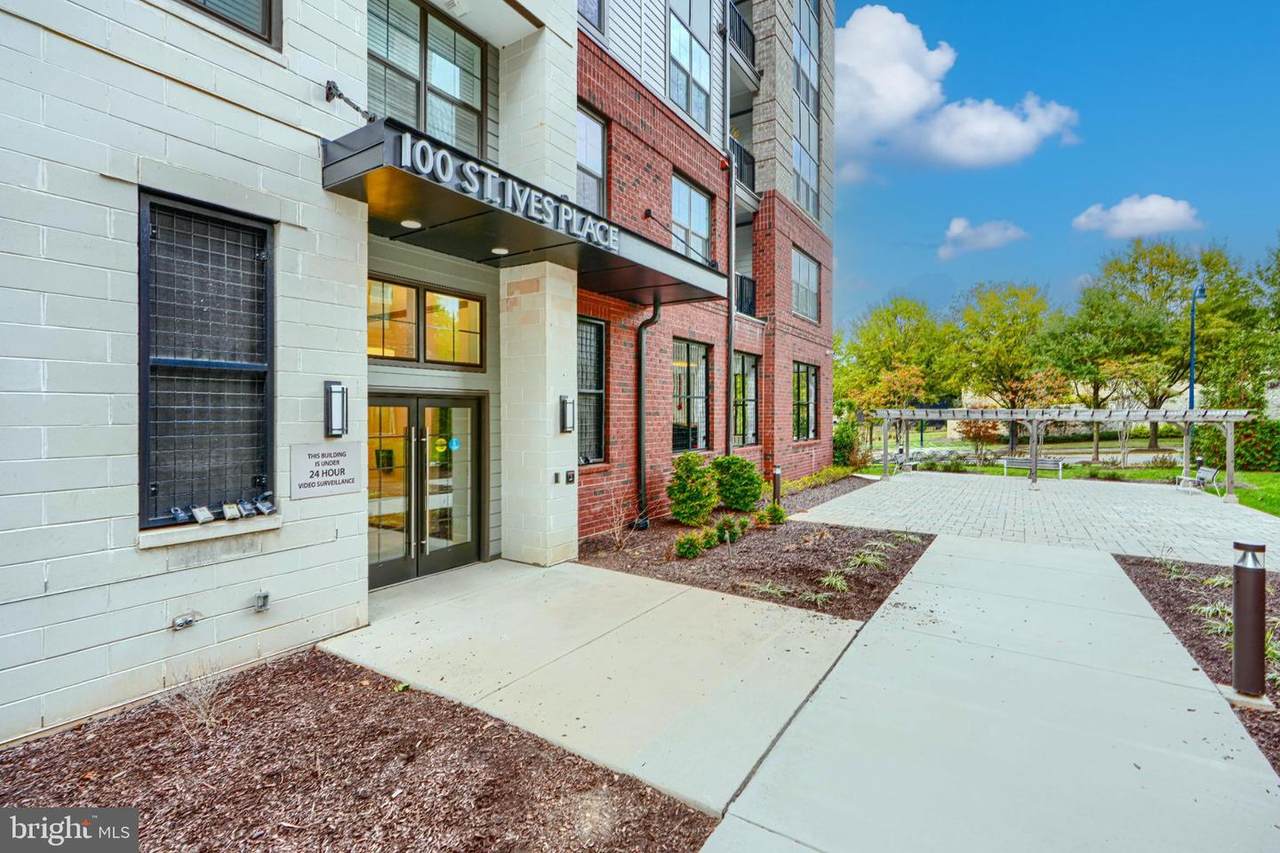 100 Saint Ives Place - Photo 1