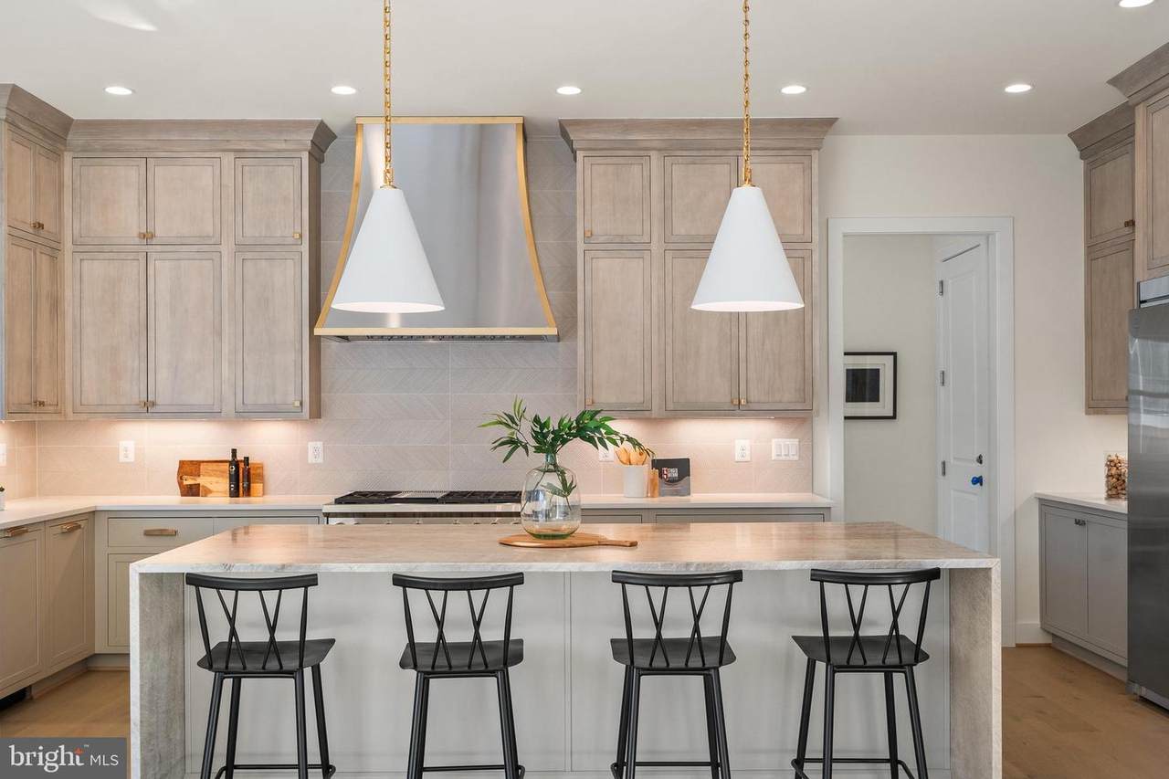 8619 Redwood - Photo 1