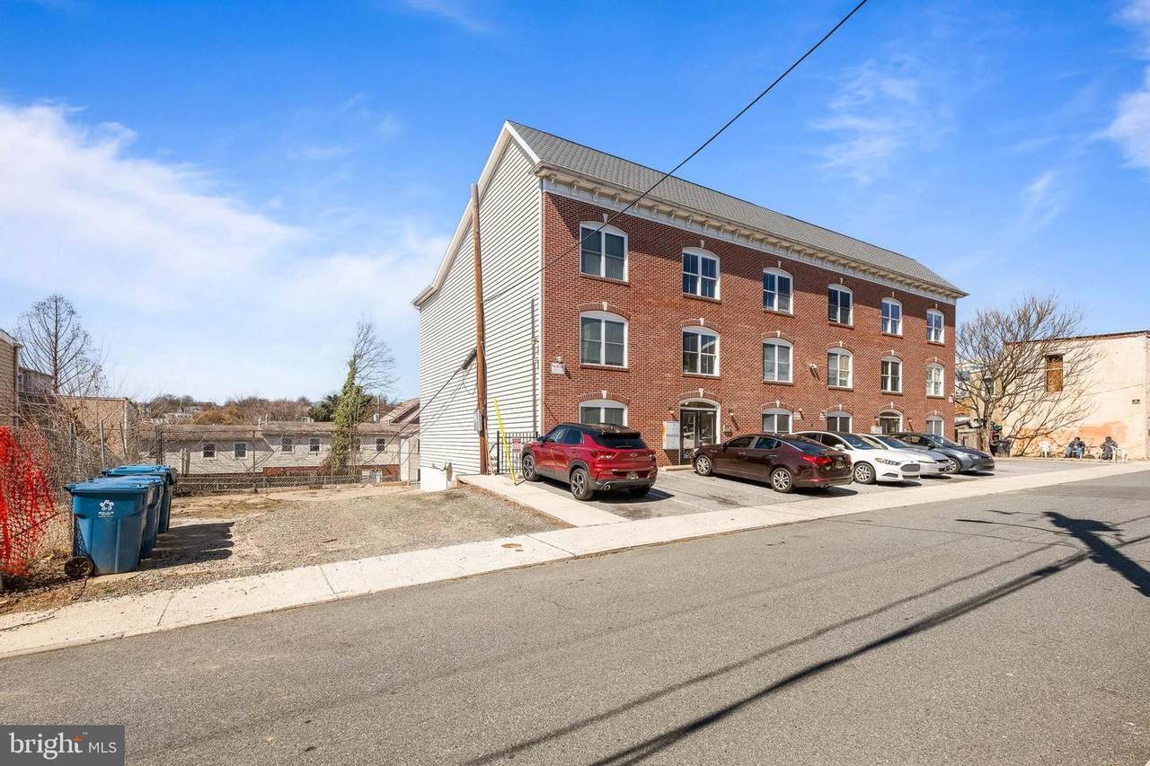 709 Windsor Street - Photo 1