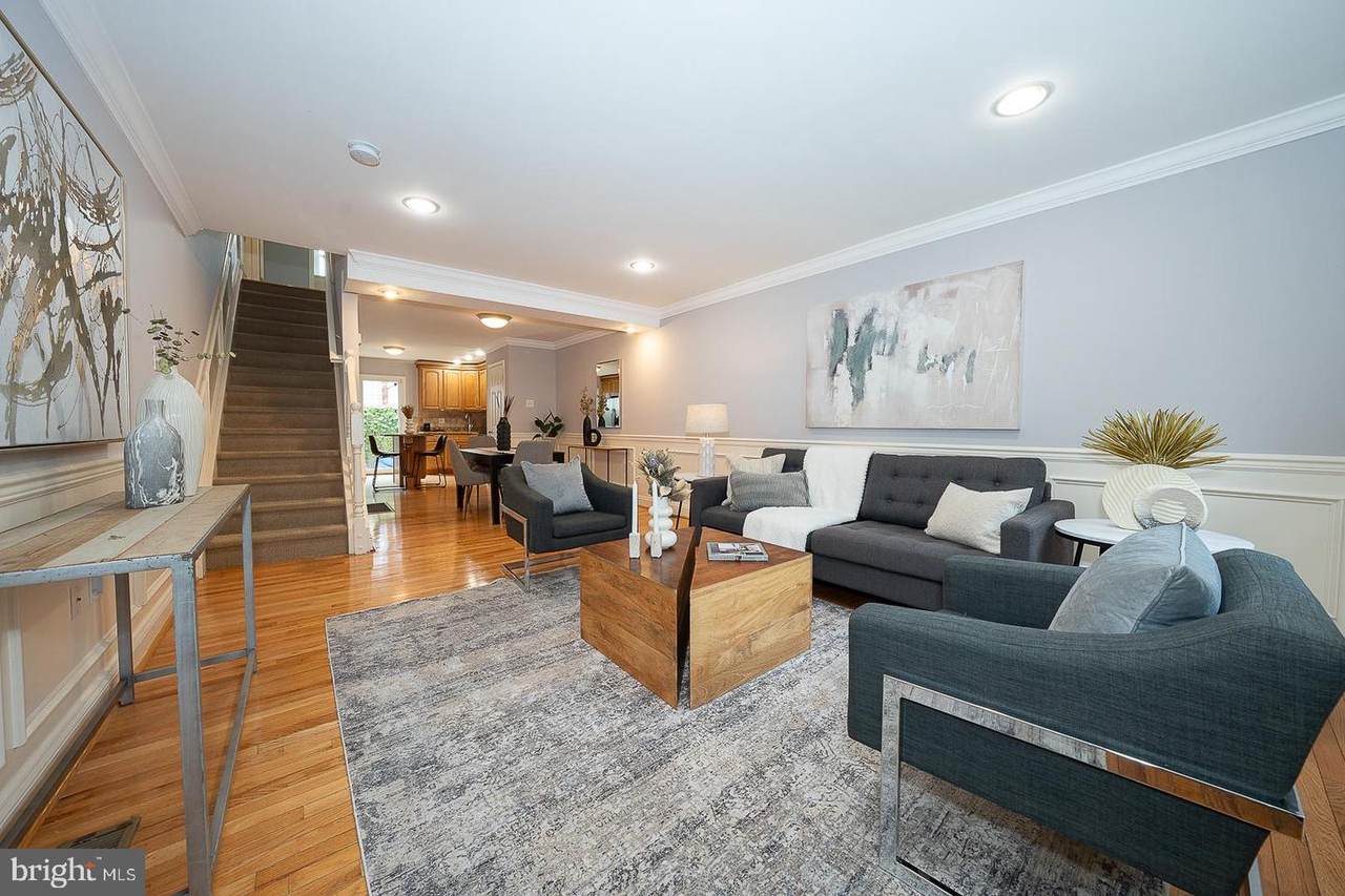 2406 Catharine Street - Photo 1