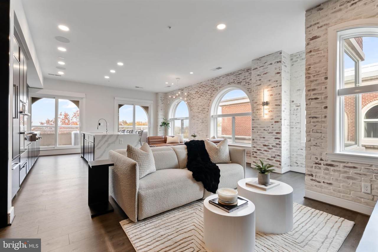 625 Slaters Lane - Photo 1