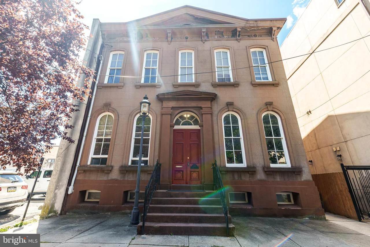 318 Bainbridge Street - Photo 1