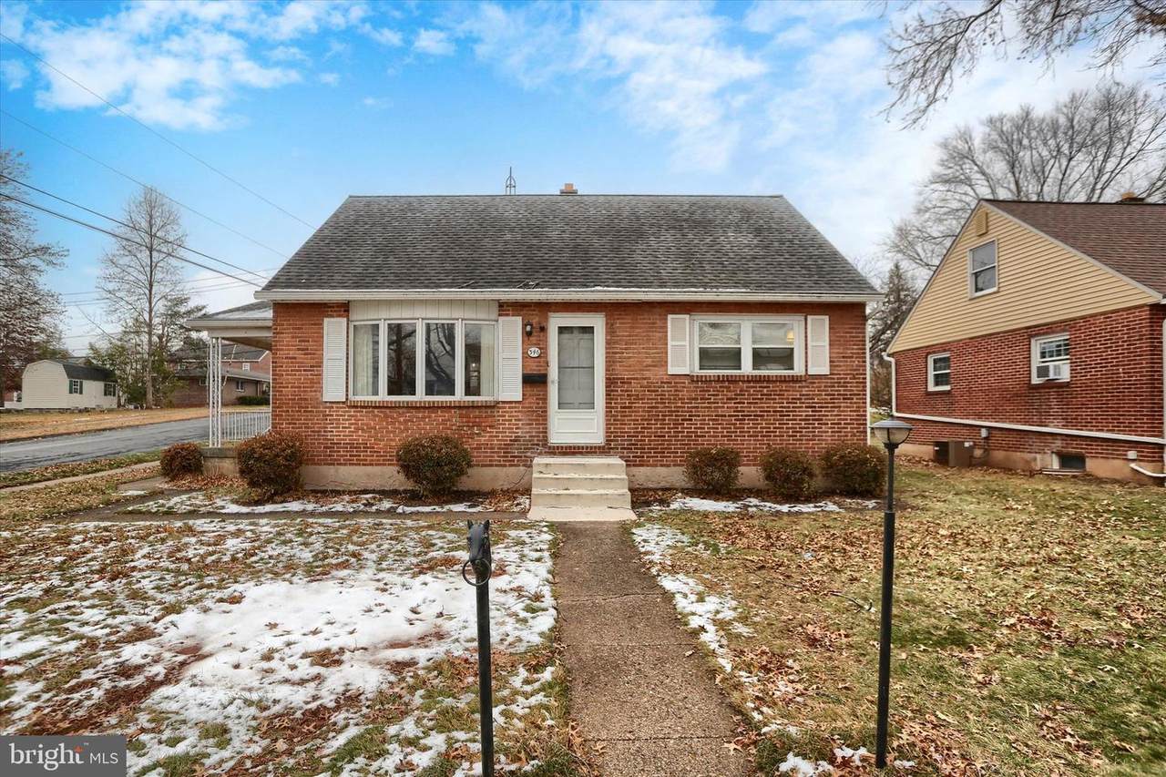 346 Roosevelt Avenue - Photo 1