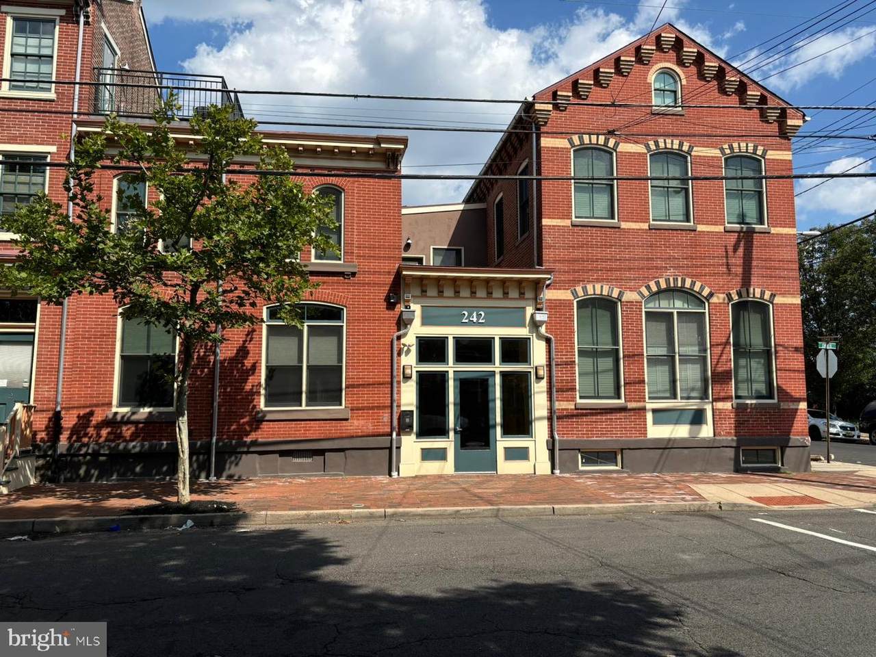 242 Centre - Photo 1