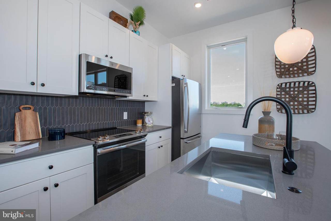 2940 Thompson Street - Photo 1