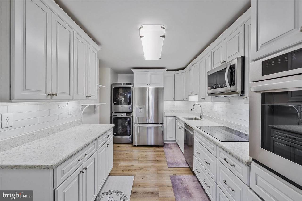 309 Yoakum Parkway - Photo 1