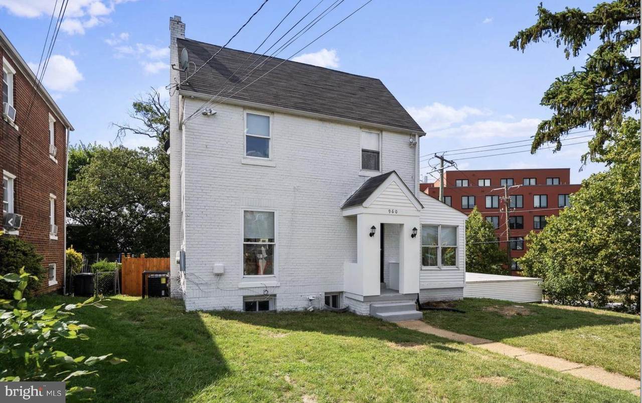 960 Division Avenue - Photo 1