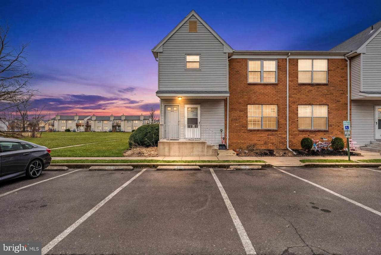 201 Sandstone Court - Photo 1