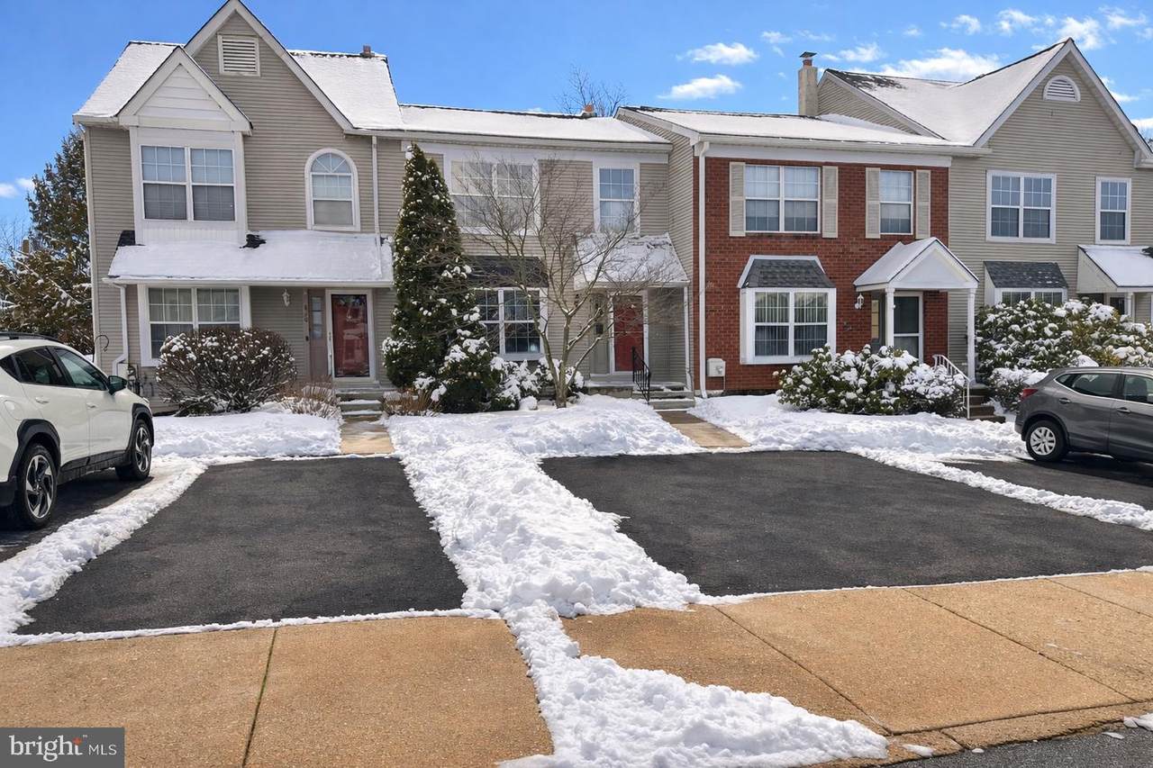 818 Treetop Lane - Photo 1