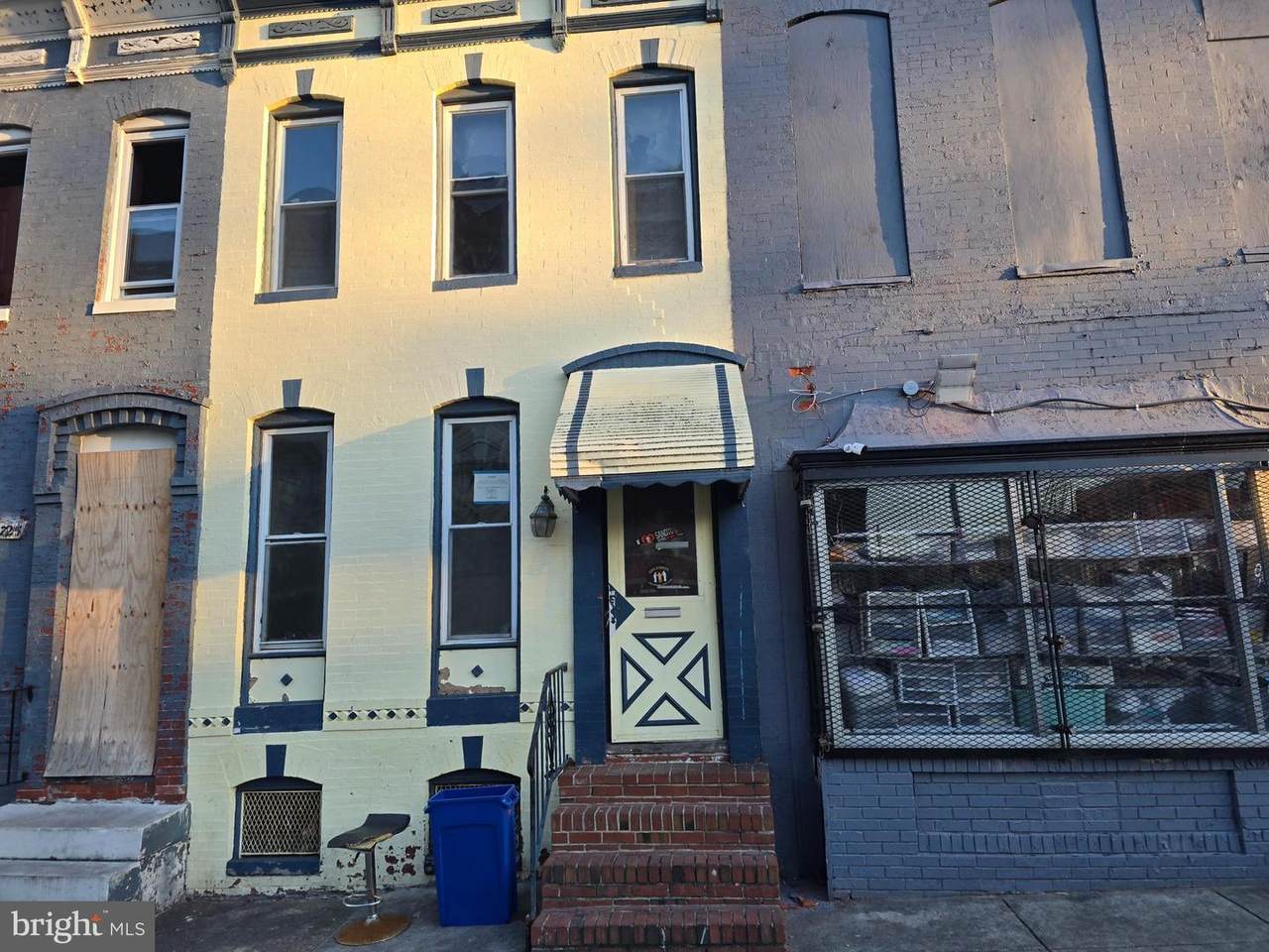727 Baker Street - Photo 1