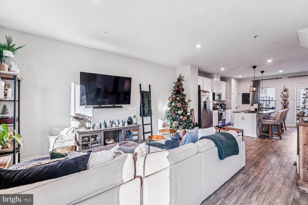 https://bt-photos.global.ssl.fastly.net/brightmls/1280_boomver_1_804464424212-2.jpg