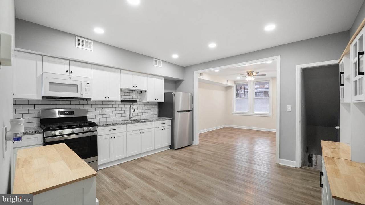 2880 Pelham Avenue - Photo 1