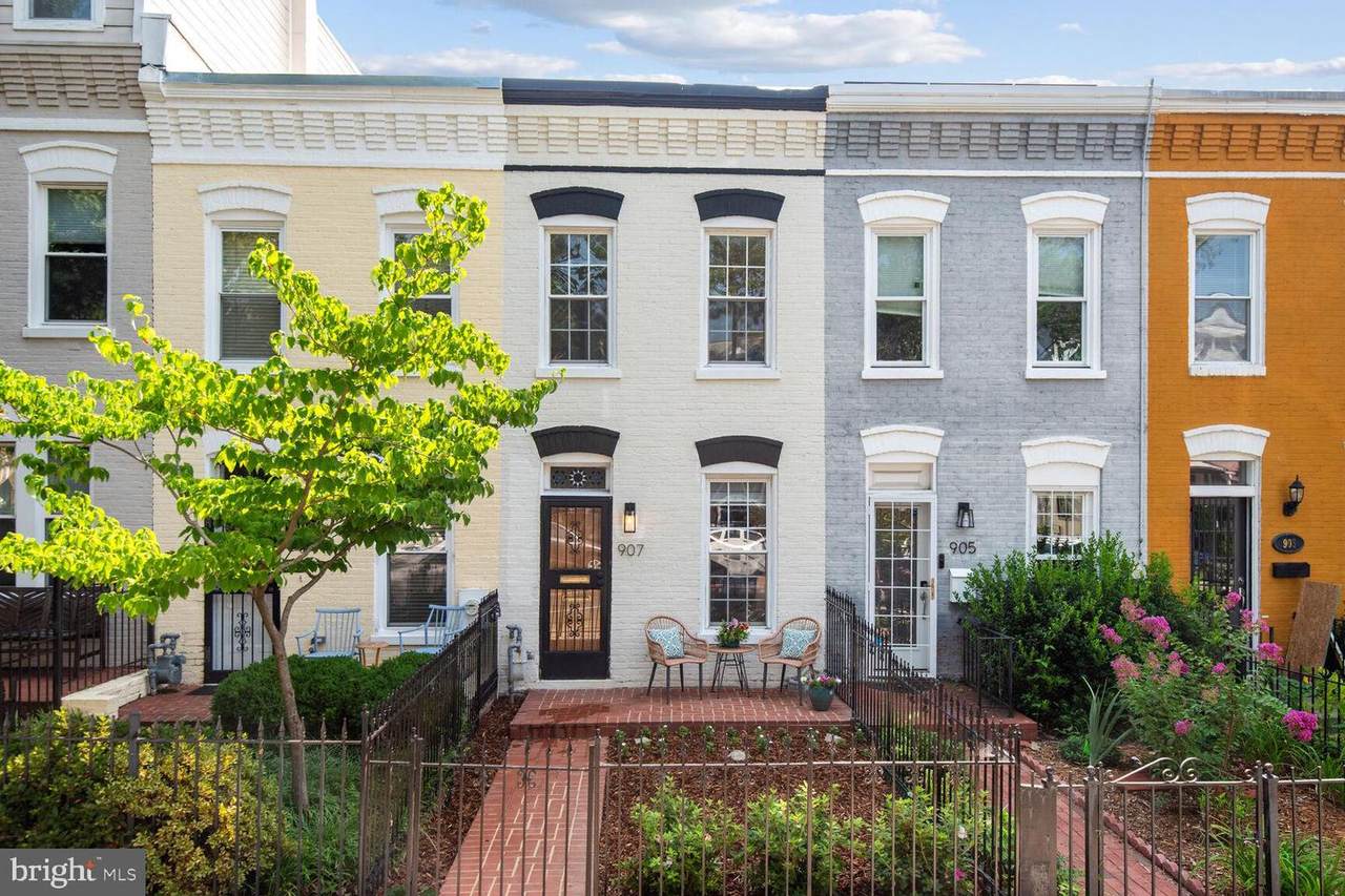 907 8TH Street - Photo 1