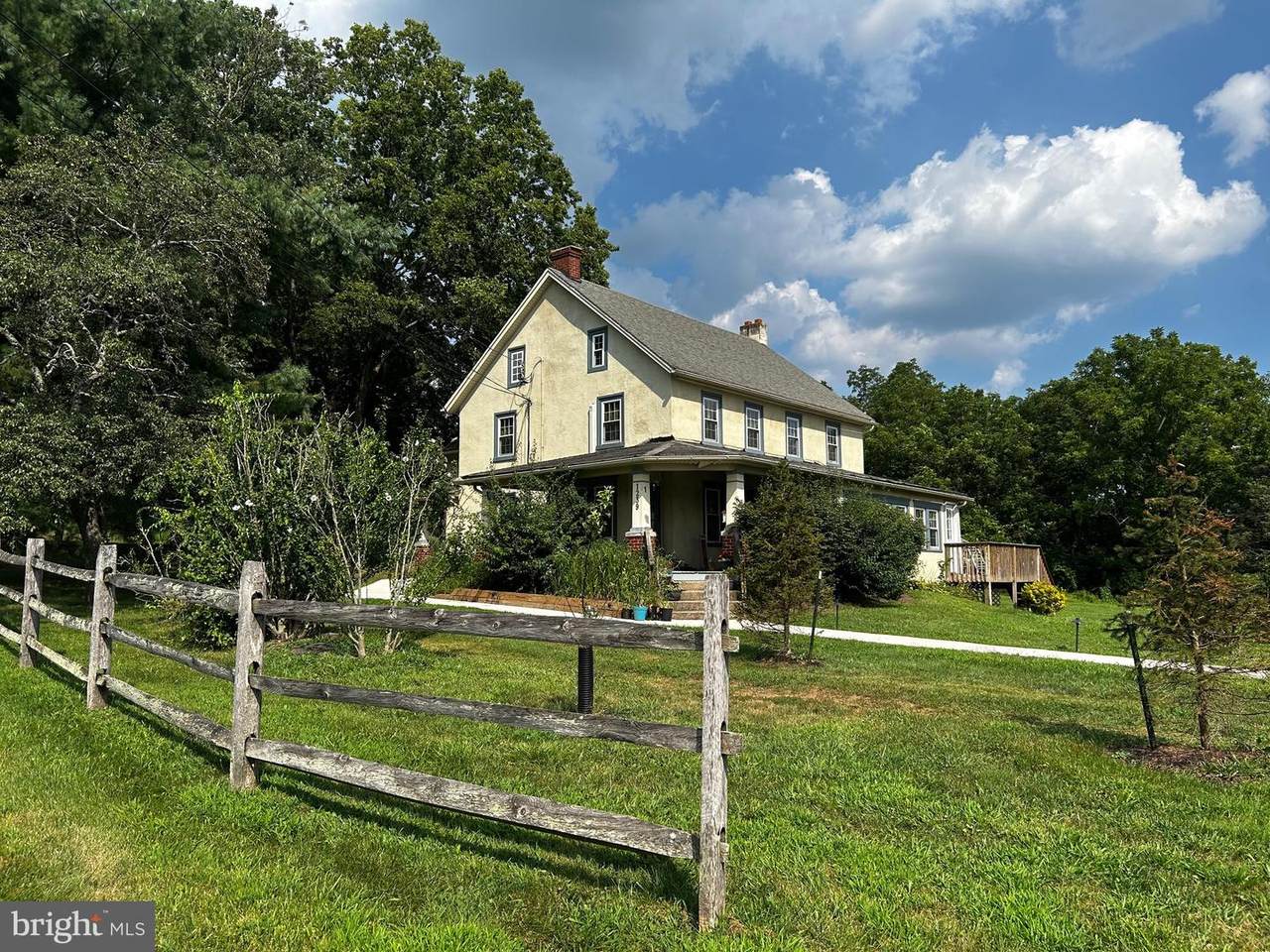 1239 Salford Street - Photo 1