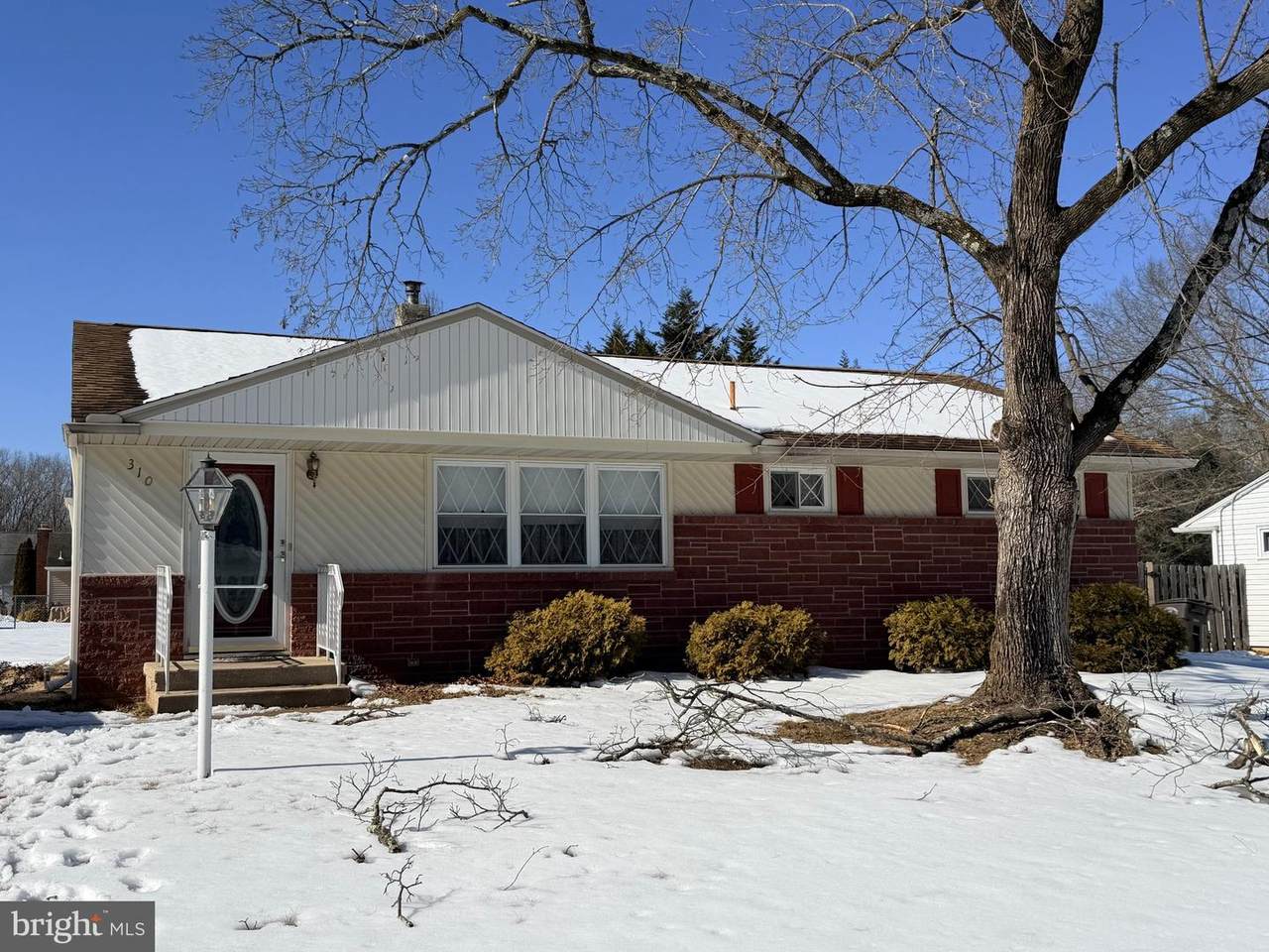 310 Oakwood Drive - Photo 1