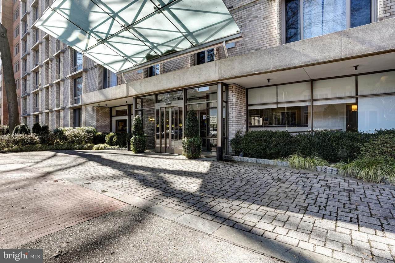 950 25TH Street - Photo 1