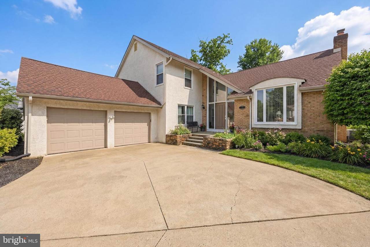 1023 Red Oak Drive - Photo 1