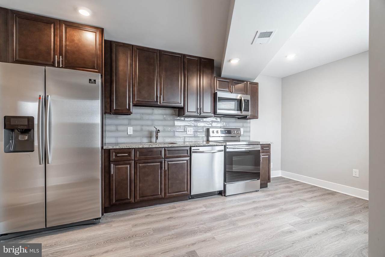 421 39TH Street - Photo 1